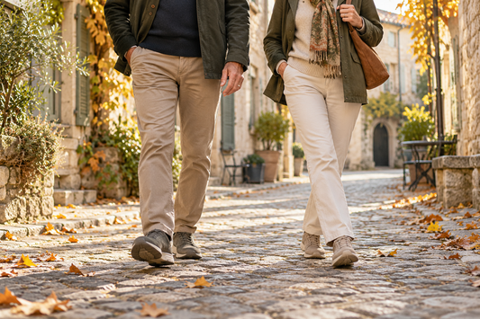 Couple marchant en chaussures confortables dans une rue piétonne en pierre